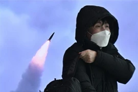 Truyền hình Hàn Quốc đưa tin về vụ phóng tên lửa của Triều Tiên ngày 16/3. (Ảnh: AFP/TTXVN)