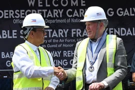 Bộ trưởng Không quân Mỹ Frank Kendall (phải) và Bộ trưởng Quốc phòng Philippines Carlito Galvez chủ trì lễ khởi công dự án cải tạo đường băng của căn cứ không quân Basa, thuộc tỉnh Pampanga, Philippines ngày 20/3. (Ảnh: AFP/TTXVN)