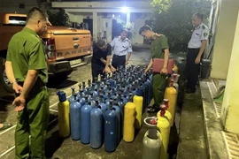 90 bình khí, nghi là khí cười (N20) bị cơ quan chứng năng tỉnh Lạng Sơn thu giữ. (Ảnh: TTXVN phát)