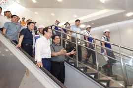 Thủ tướng Phạm Minh Chính kiểm tra tiến độ Dự án xây dựng tuyến đường sắt đô thị số 1 (Bến Thành-Suối Tiên). (Ảnh: Dương Giang/TTXVN)