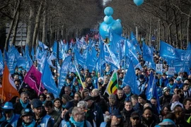 Biểu tình phản đối dự luật cải cách hưu trí của Chính phủ Pháp tại Paris ngày 16/2. (Ảnh: THX/TTXVN)
