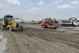 Đơn vị thi công Dự án thành phần 3 Cao tốc Biên Hòa-Vũng Tàu bắt đầu san lấp mặt bằng. (Ảnh: Hoàng Nhị/TTXVN)