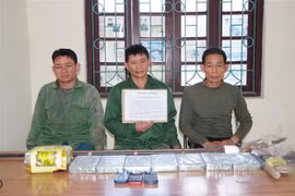 Các đối tượng Cà Văn Tiến, Cà Văn Tướng, Quàng Văn Dương và tang vật vụ án. (Ảnh: TTXVN phát)