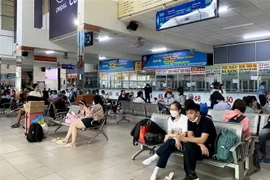 Hành khách chờ mua vé tại Bến xe Miền Đông. (Ảnh: Hồng Đạt/TTXVN)