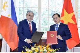 Bộ trưởng Ngoại giao Bùi Thanh Sơn và Bộ trưởng Ngoại giao Philippines Enrique Manalo trao Biên bản Kỳ họp lần thứ 10 Ủy ban Hỗn hợp về Hợp tác song phương Việt Nam-Philippines. (Ảnh: TTXVN)
