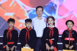Chủ tịch nước Võ Văn Thưởng tặng quà cho các cháu thiếu nhi tại Đêm hội Thành Tuyên năm 2023. (Ảnh: Thống Nhất/TTXVN)