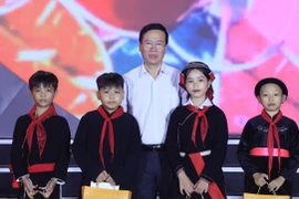 Chủ tịch nước Võ Văn Thưởng tặng quà cho các cháu thiếu nhi tại Đêm hội Thành Tuyên năm 2023. (Ảnh: Thống Nhất/TTXVN)