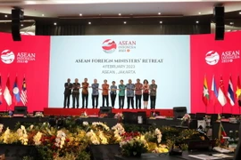 Các bộ trưởng ngoại giao mặc chiếc áo batik truyền thống của Indonesia, chụp ảnh chung tại Hội nghị hẹp Bộ trưởng Ngoại giao ASEAN 2023. (Ảnh: Đào Trang/TTXVN)