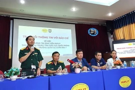 Đại tá Nguyễn Tiến Sơn, Chủ nhiệm Chính trị Trường Quân sự Quân khu 7 trao đổi thông tin với các cơ quan báo chí. (Ảnh: Thu Hoài/TTXVN)