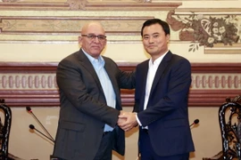 Ông Bùi Xuân Cường (phải), Phó Chủ tịch Ủy ban Nhân dân Thành phố Hồ Chí Minh tiếp ông Rene Antonio Mesa Villafana, Bộ trưởng Bộ Xây dựng Cuba. (Ảnh: Xuân Khu/TTXVN)
