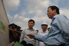 Phó Thủ tướng không hài lòng về tiến độ của hai dự án giao thông