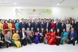 Chủ tịch Quốc hội Vương Đình Huệ gặp mặt đầu Xuân với cán bộ, công chức, viên chức, người lao động Viện Nghiên cứu lập pháp. (Ảnh: Doãn Tấn/TTXVN)