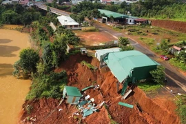 Hiện trường vụ sạt lở nghiêm trọng tại đường tránh Gia Nghĩa. (Ảnh: TTXVN phát)