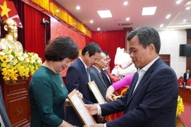 Bí thư Tỉnh ủy Gia Lai Hồ Văn Niên trao quyết định cho các cấp ủy. (Ảnh: Hoài Nam/TTXVN)