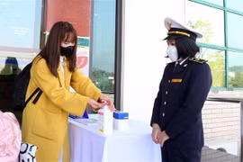 Những du khách nhập cảnh vào tỉnh Lào Cai thực nghiệm nghiêm ngặt các yêu cầu chống dịch COVID-19. (Ảnh: Quốc Khánh/TTXVN)