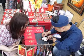 Xin chữ đầu năm ở Văn Miếu. (Ảnh: TTXVN)
