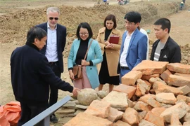 Trưởng đại diện UNESCO kiểm tra công tác bảo tồn Di sản văn hóa thế giới Thành nhà Hồ. (Ảnh: Hoa Mai/TTXVN)