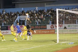 Pha tranh bóng của cầu thủ hai đội. (Ảnh: Đặng Tuấn/TTXVN)
