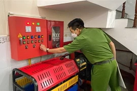 Kiểm tra hệ thống phòng cháy, chữa cháy. (Ảnh: TTXVN phát)