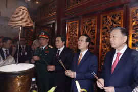 Chủ tịch nước Võ Văn Thưởng cùng lãnh đạo Đảng, Nhà nước dâng hương tại Đền Thượng trong Khu di tích lịch sử Quốc gia đặc biệt Đền Hùng. (Ảnh: Thống Nhất/TTXVN)