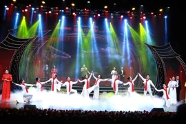 Tiết mục nghệ thuật biểu diễn trong chương trình. (Ảnh: Phương Hoa/TTXVN)