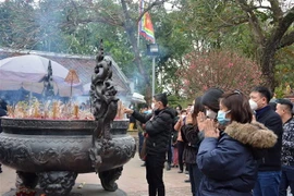 Người dân và du khách thập phương thắp hương trước đền Trần. (Ảnh: Công Luật/TTXVN)