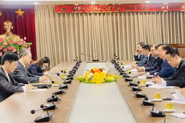 Bí thư Thành ủy Hà Nội Đinh Tiến Dũng tiếp Đại sứ đặc mệnh toàn quyền Cộng hòa nhân dân Trung Hoa tại Việt Nam Hùng Ba. (Ảnh: TTXVN phát)