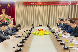 Bí thư Thành ủy Hà Nội Đinh Tiến Dũng tiếp Đại sứ đặc mệnh toàn quyền Cộng hòa nhân dân Trung Hoa tại Việt Nam Hùng Ba. (Ảnh: TTXVN phát)