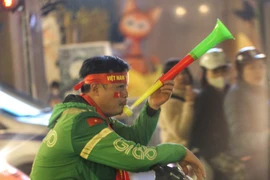 Người hâm mộ vui mừng trước chiến thắng thuyết phục của đội nhà. (Ảnh: Tuấn Đức/TTXVN)