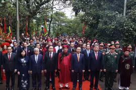 Chủ tịch nước Võ Văn Thưởng cùng lãnh đạo Đảng, Nhà nước thực hiện nghi lễ tại Đền Thượng trong Khu Di tích Lịch sử Quốc gia đặc biệt Đền Hùng. (Ảnh: Thống Nhất/TTXVN) 
