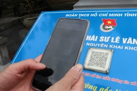 Du khách quét mã QR Code để tìm hiểu về di tích. (Ảnh minh họa. Nguồn: TTXVN)