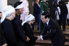 Chủ tịch nước Võ Văn Thưởng chia buồn với gia đình đồng chí Vũ Khoan. (Ảnh: Phạm Kiên/TTXVN)