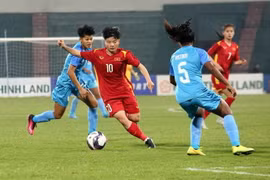 Một pha đi bóng của tiền đạo số 10 U20 nữ Việt Nam Ngọc Minh Chuyên (áo đỏ) trong trận đấu. (Ảnh: Trung Kiên/TTXVN)