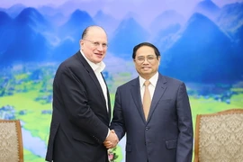 Thủ tướng Phạm Minh Chính tiếp ông Mark Tucker, Chủ tịch Tập đoàn Ngân hàng HSBC. (Ảnh: Dương Giang/TTXVN)