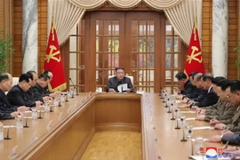 Nhà lãnh đạo Kim Jong-un (giữa) chủ trì phiên họp Bộ Chính trị của Đảng Lao động Triều Tiên tại Bình Nhưỡng ngày 30/11/2022. (Ảnh: Yonhap/TTXVN)