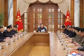 Nhà lãnh đạo Kim Jong-un (giữa) chủ trì phiên họp Bộ Chính trị của Đảng Lao động Triều Tiên tại Bình Nhưỡng ngày 30/11/2022. (Ảnh: Yonhap/TTXVN)