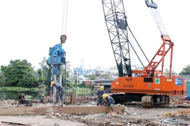 Công trường Dự án kênh Tham Lương-Bến Cát-rạch Nước Lên luôn tấp nập phương tiện máy móc, công nhân làm việc. (Ảnh: Tiến Lực/TTXVN)