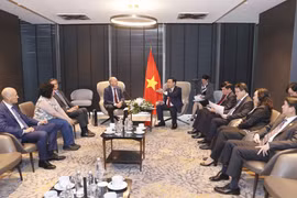 Chủ tịch Quốc hội Vương Đình Huệ tiếp lãnh đạo một số tập đoàn, doanh nghiệp lớn của Bulgaria. (Ảnh: Doãn Tấn/TTXVN)
