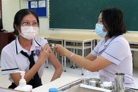 Tiêm vaccine ngừa COVID-19. (Nguồn: TTXVN)