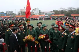 Lãnh đạo Bộ Quốc phòng, Quân khu 4, tỉnh Nghệ An nói chuyện, động viên các tân binh trước giờ lên đường nhập ngũ. (Ảnh: Văn Tý/TTXVN)