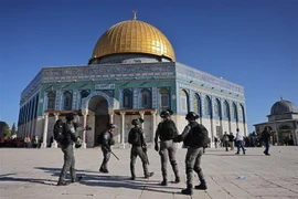 Lực lượng an ninh Israel tuần tra tại khu vực Đền thờ Al Aqsa (còn được gọi là Núi Đền) ở Đông Jerusalem ngày 15/4/2022. (Ảnh: AFP/TTXVN)