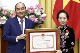 Chủ tịch nước Nguyễn Xuân Phúc trao tặng Huân chương Hồ Chí Minh cho nguyên Phó Chủ tịch nước Nguyễn Thị Doan. (Ảnh: Thống Nhất/TTXVN)
