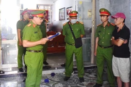 Cơ quan Cảnh sát điều tra Công an thành phố Tuy Hòa công bố quyết định khởi tố bị can và lệnh bắt tạm giam ông Đào Bá Cường. (Nguồn: Công an nhân dân)