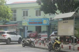 Phương tiện đỗ trên vỉa hè, lòng đường trước cổng Trường Mầm non Trăng Đỏ, phường Trung Hòa, quận Cầu Giấy, Hà Nội. (Ảnh: Nguyễn Thắng/TTXVN)