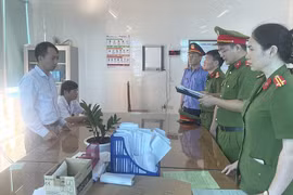 Cán bộ cảnh sát điều tra đọc lệnh khởi tố bị can đối với Trần Đức Lượng. (Nguồn: Công an Nghệ An)