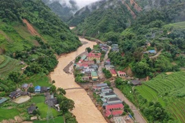 Toàn cảnh trung tâm xã Hồ Bốn, huyện Mù Cang Chải, tỉnh Yên Bái bên cạnh dòng nước lũ. (Ảnh: Tuấn Anh/TTXVN)