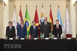 Chủ tịch Quốc hội Vương Đình Huệ hội đàm với ông Gustavo Penades, Chủ tịch Nghị viện Mercosur. (Ảnh: Doãn Tấn/TTXVN)