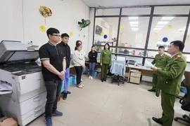 Lực lượng công an thực hiện trình tự các bước trong quy trình điều tra, tố tụng tại Trung tâm đăng kiểm xe cơ giới 29-27D. (Ảnh: TTXVN phát)