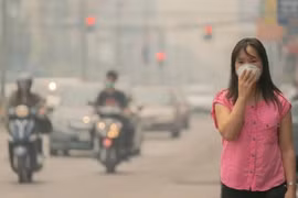 Bụi mịn có thể gây nguy hiểm cho sức khỏe con người, đặc biệt là đối với trẻ nhỏ, phụ nữ mang thai, người già và người mắc bệnh phổi mãn tính. (Nguồn: Pattayamail)
