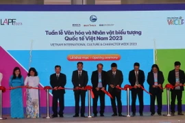 Cắt băng khai mạc Tuần lễ Văn hóa và Nhân vật Biểu tượng Quốc tế Việt Nam 2023 tại Bình Dương. (Ảnh: Dương Chí Tưởng/TTXVN)